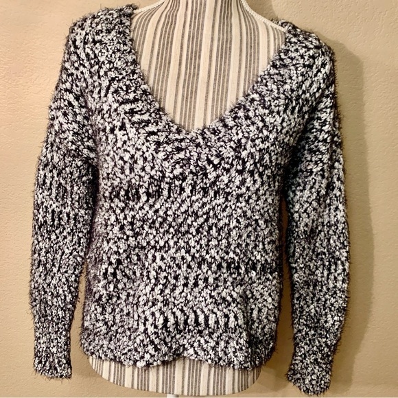 Yes Lola Sweater Medium V-Neck Long-Sleeved Black White Hi-Low Nylon Acrylic - Picture 1 of 15